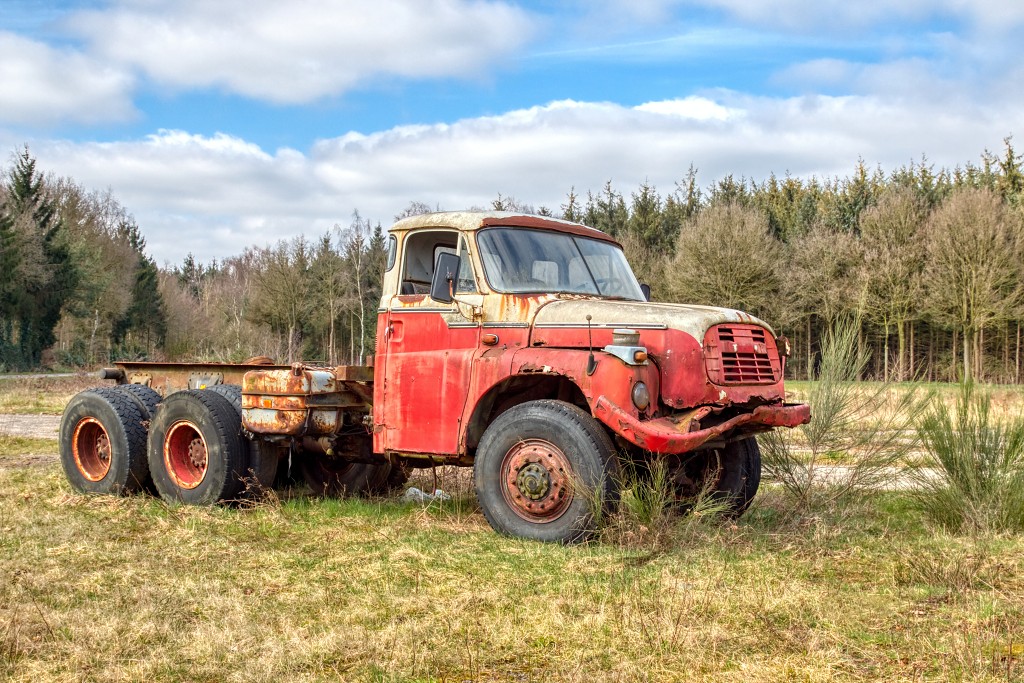 HDR urbex trein train chemin de fer Junkyard urban graffiti oldtimer junk decay vervallen abandoned abondonne vandalisme